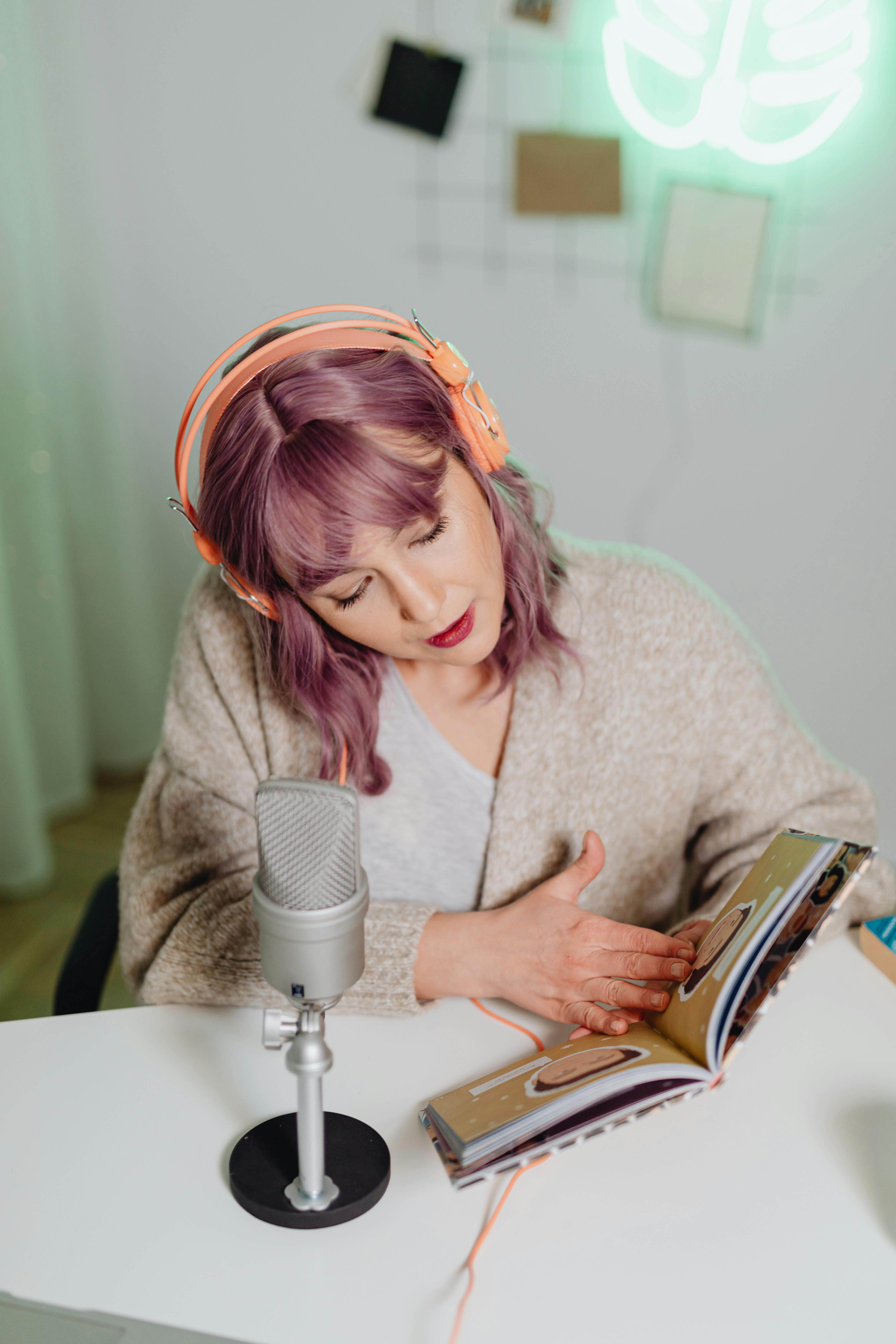 Девушка озвучивает книгу